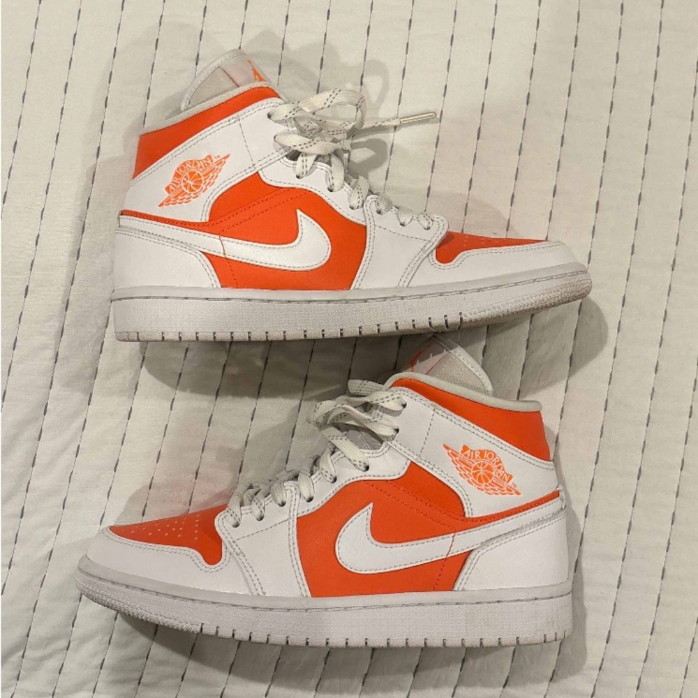 WMNS JORDAN 1 MID TOPS